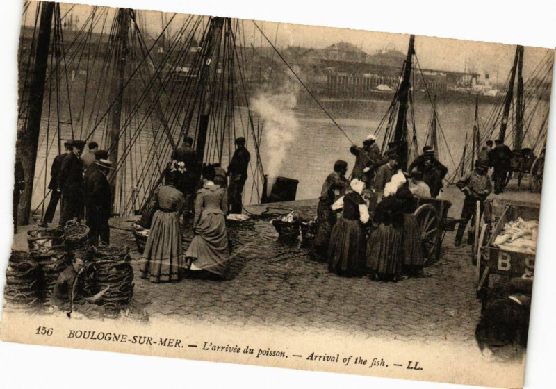Carte postale ancienne Boulogne-sur-Mer - L'arrive du poisson à Boulogne-sur-Mer