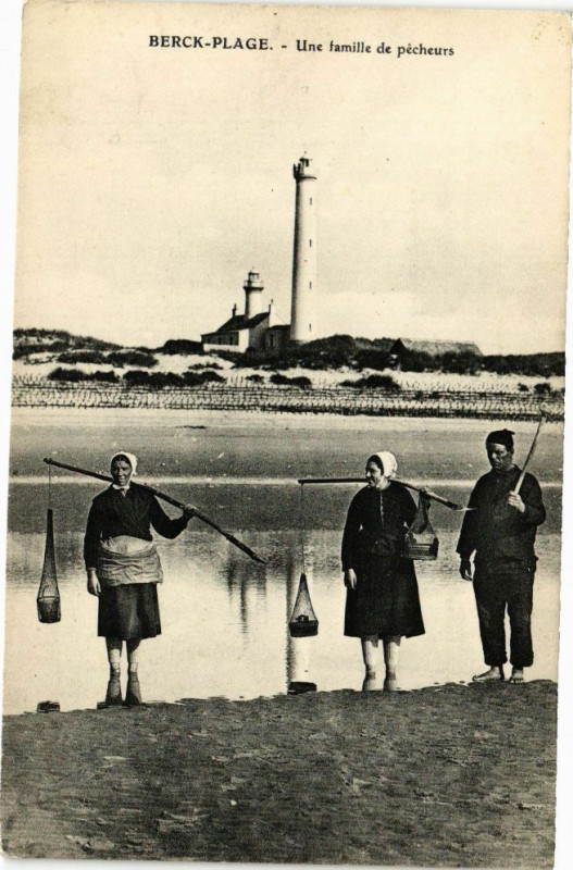 Carte postale ancienne Berck-Plage - Une famille de pécheurs à Berck