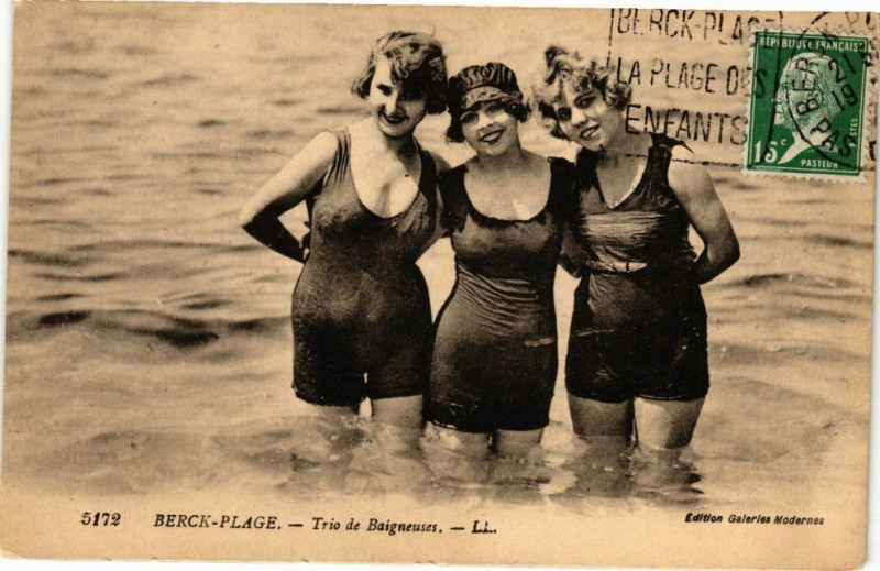 Carte postale ancienne Berck-Plage - Trio de Baigneuses à Berck