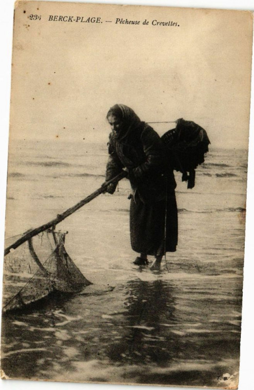 Carte postale ancienne Berck-Plage - Pécheuse de Crevettes à Berck