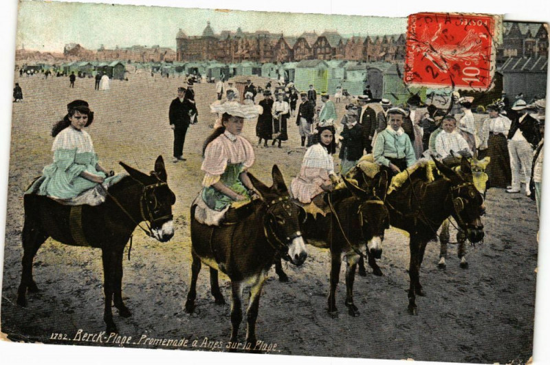 Carte postale ancienne Berck-Plage - Promenade a Anes sur la Plage à Berck