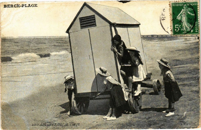Carte postale ancienne Berck-Plage - Les Jeux sur la Plage à Berck