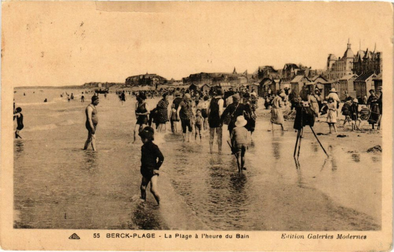 Carte postale ancienne Berck-Plage - La Plage a l'heure du Bain à Berck