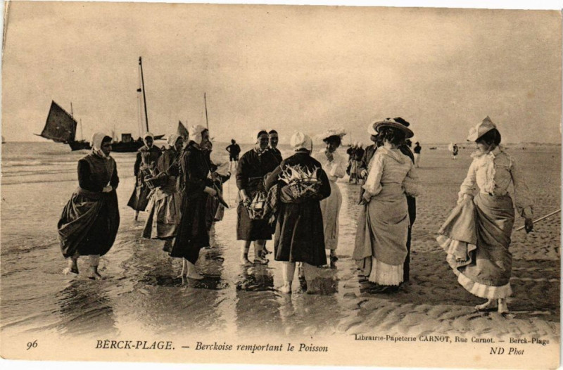 Carte postale ancienne Berck-Plage - Berchoise remportant le Poisson à Berck