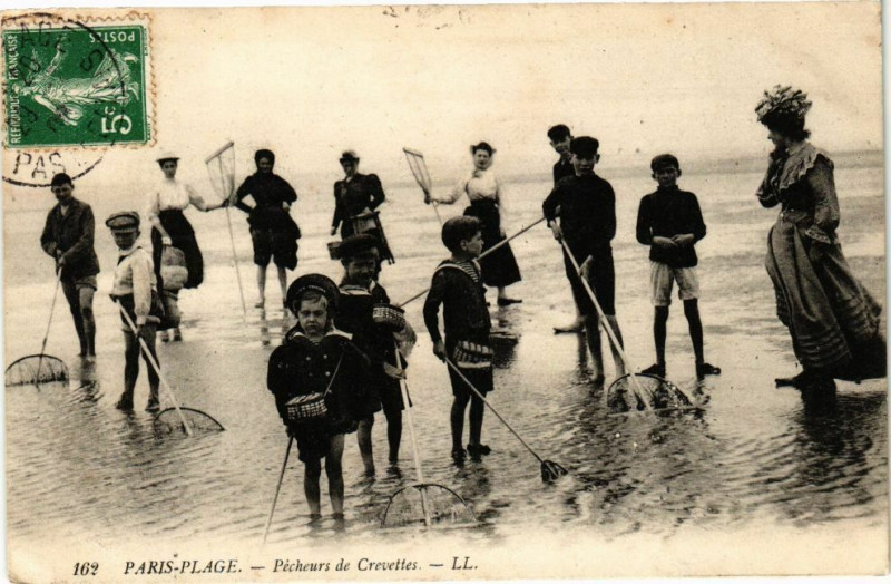 Carte postale ancienne Paris-Plage - Pécheurs de Crevettes