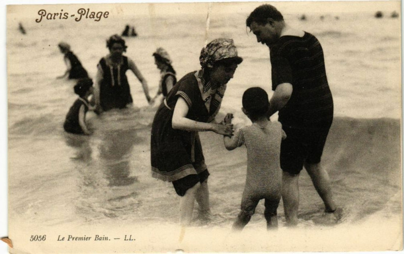 Carte postale ancienne Paris-Plage - Le Premier Bain
