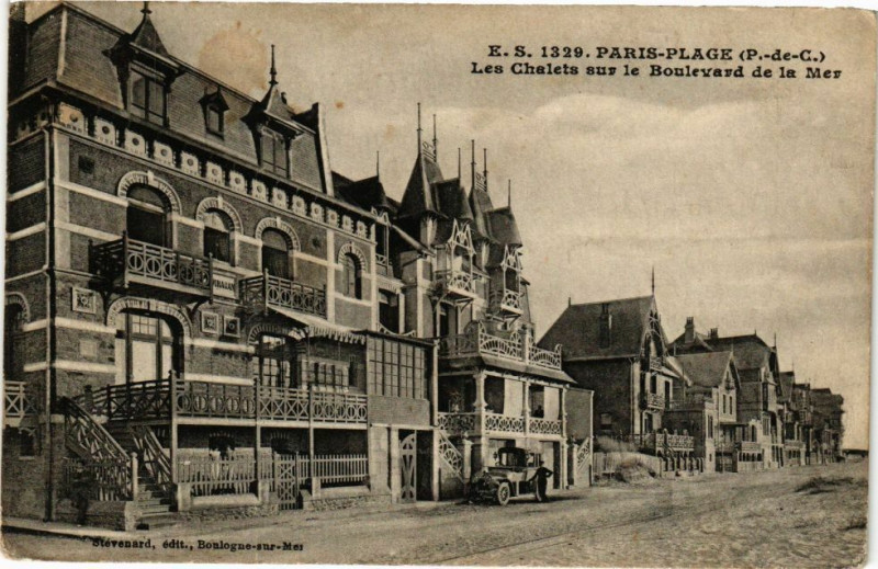 Carte postale ancienne Paris-Plage - Les Chalets sur le Boulevard de la Mer