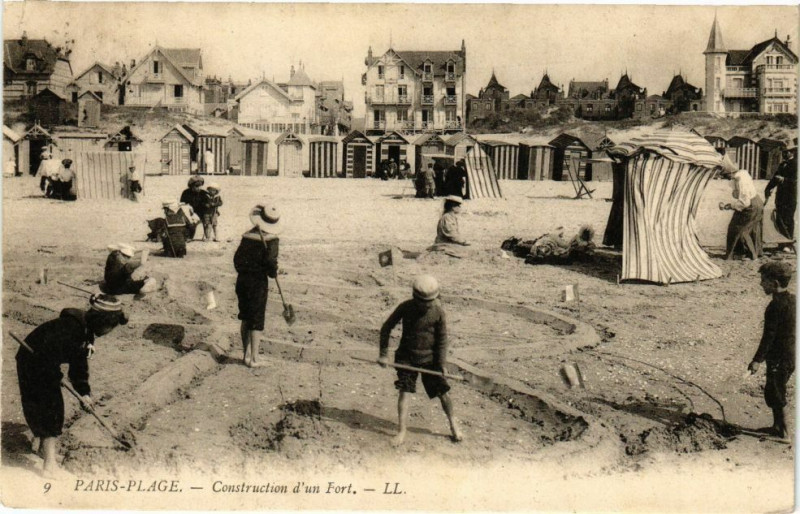 Carte postale ancienne Paris-Plage - Construction d'un Fort