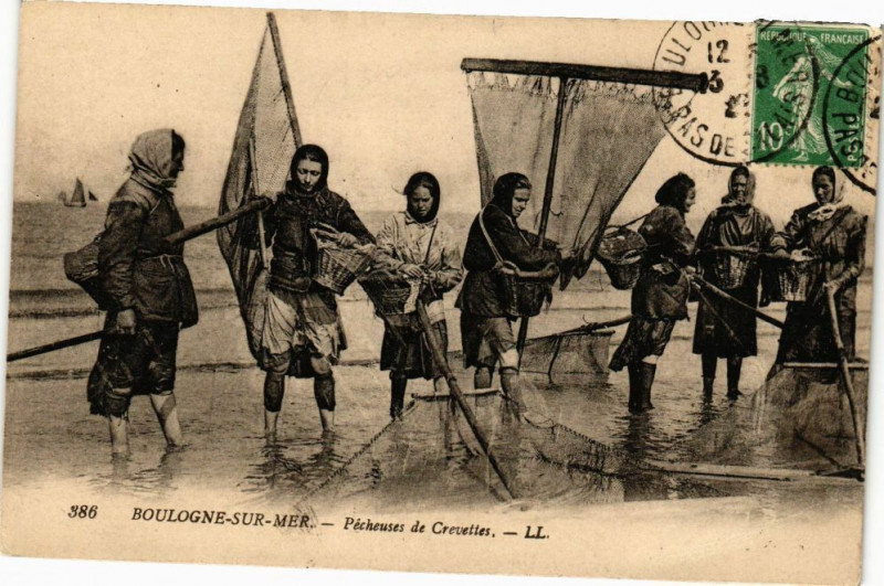 Carte postale ancienne Boulogne-sur-Mer - Pécheuses de Crevettes à Boulogne-sur-Mer