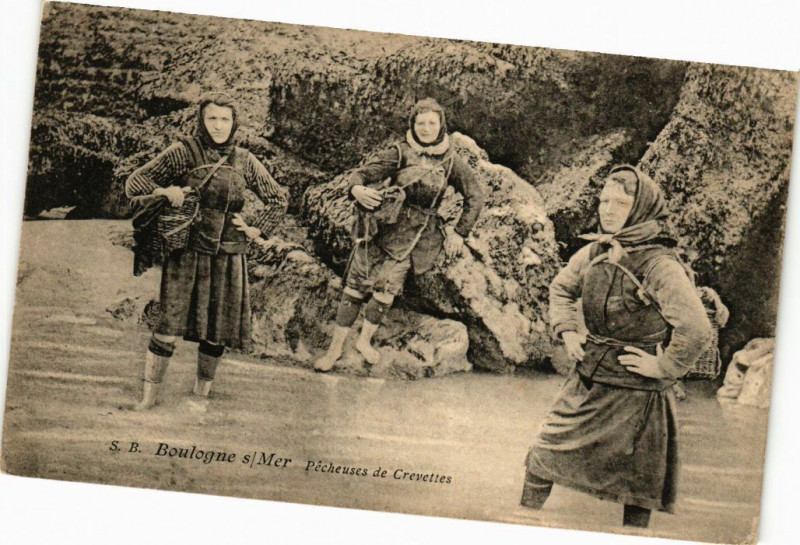 Carte postale ancienne Boulogne-sur-Mer - Pécheuses de Crevettes à Boulogne-sur-Mer