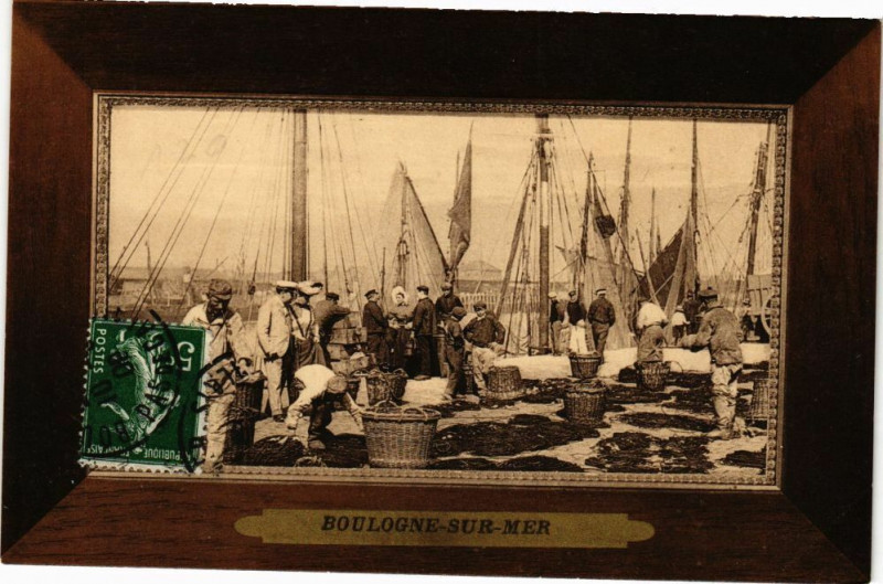 Carte postale ancienne Boulogne-sur-Mer - Pécheurs réparant leurs lignes à Boulogne-sur-Mer