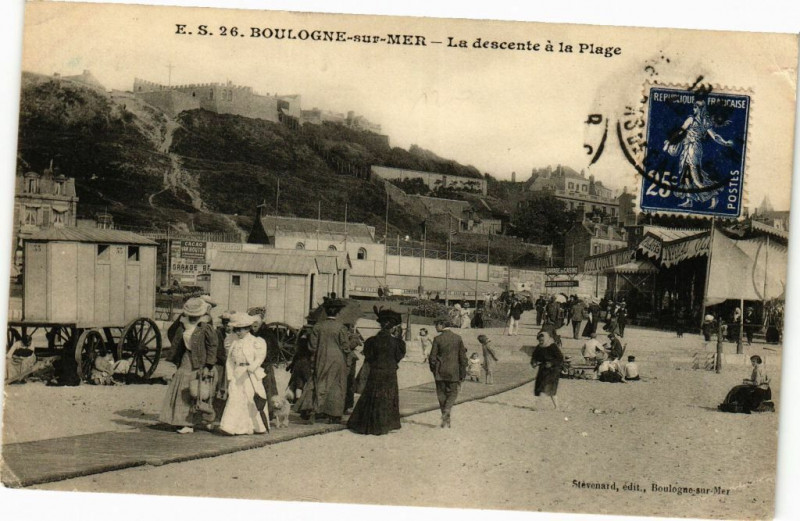 Carte postale ancienne Boulogne-sur-Mer - La descente a la Plage à Boulogne-sur-Mer
