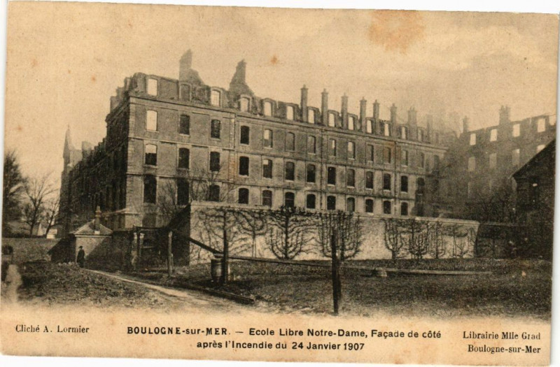 Carte postale ancienne Boulogne-sur-Mer - Ecole Libre Notre-Dame Facade de Coté à Boulogne-sur-Mer