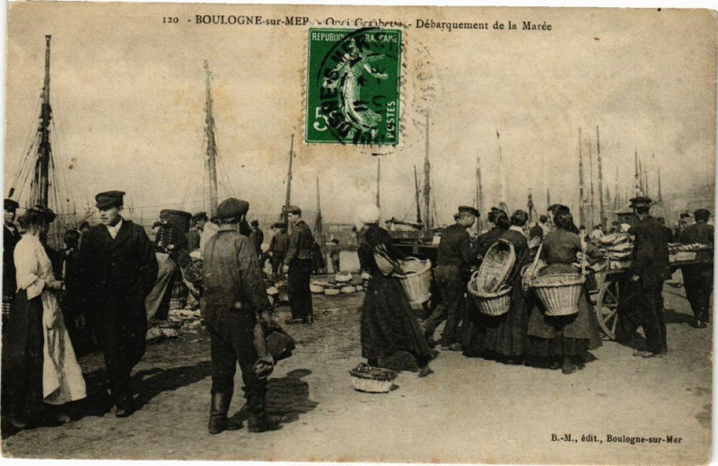 Carte postale ancienne Boulogne-sur-Mer - Débarquement de la Marée à Boulogne-sur-Mer