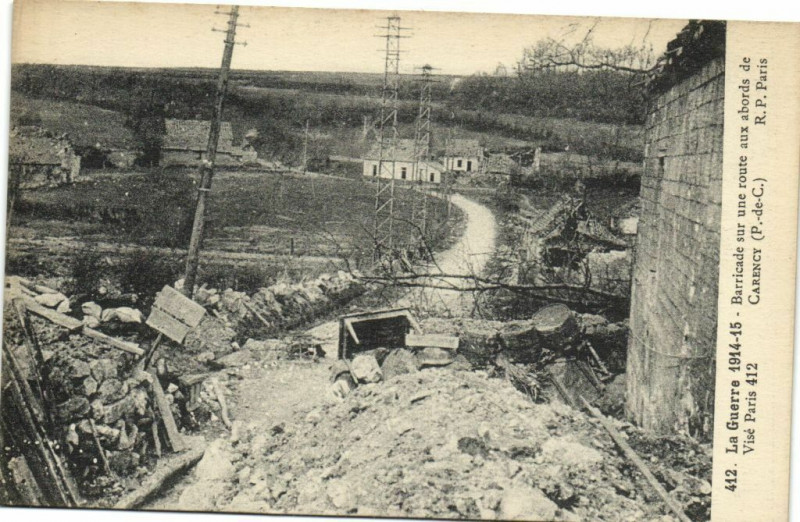 Carte postale ancienne La Guerre 1914-1915 Barricade sur une route aux abords de Carency à Carency
