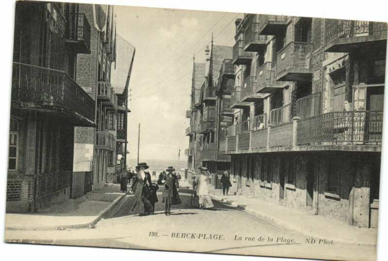 Carte postale ancienne Berck-Plage - La Rue de la Plage à Berck