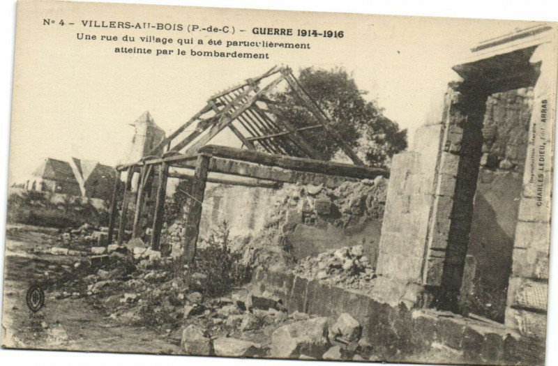 Carte postale ancienne Villers-au-Bois Guerre 1914-1916 Une rue du village... à Villers-au-Bois