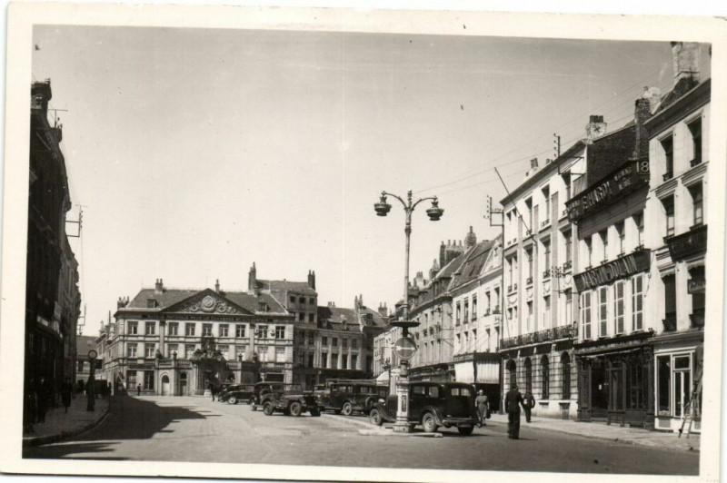 Carte postale ancienne Saint-Omer Place Victor-Hugo à Saint-Omer