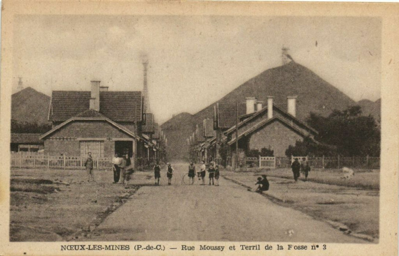 Carte postale ancienne Noeux-les-Mines Rue Moussy et Terril de la Fosse à Noeux-les-Mines