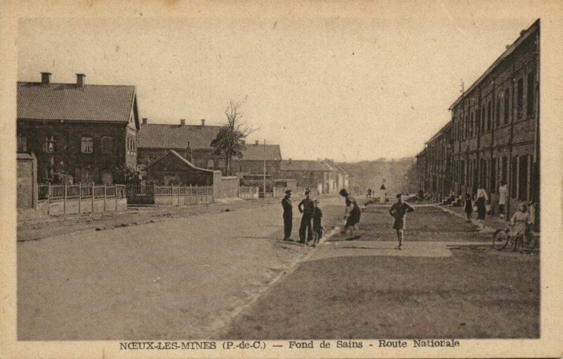 Carte postale ancienne Noeux-les-Mines - Fond deSaint-- - Route Nationale à Noeux-les-Mines