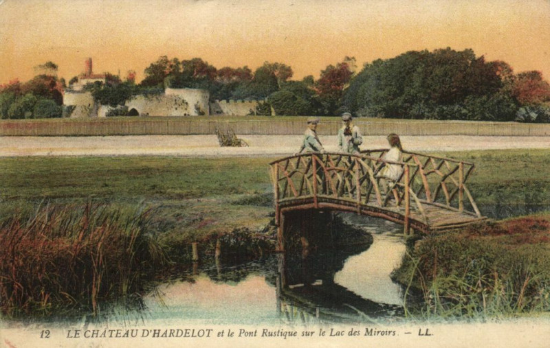 Carte postale ancienne Le Chateau d'Hardelot et le Pont Rustique sur le Lac