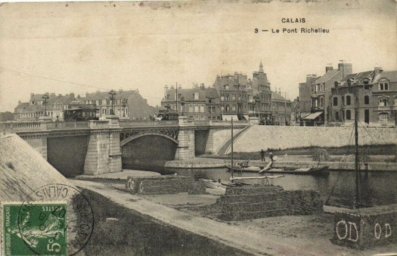Carte postale ancienne Calais - Le Pont Richelieu à Calais