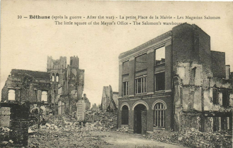 Carte postale ancienne Bethune (aprés la guerre - Afte the war) - La petite Place de.... à Béthune
