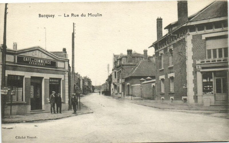 Carte postale ancienne Bucquoy - La Rue du Moulin à Bucquoy