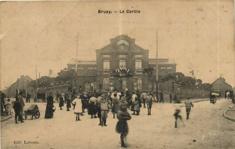 Carte postale ancienne Bruay - Le Cercle