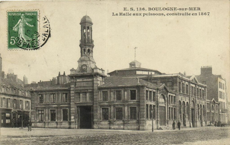 Carte postale ancienne Boulogne-sur-Mer La Halle aux poissons construite en 1867 à Boulogne-sur-Mer