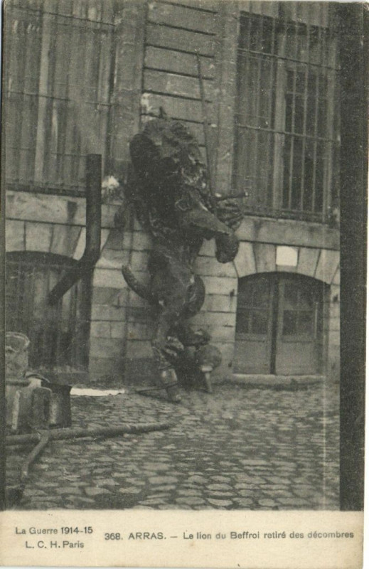Carte postale ancienne La Guerre 1914-15 Arras - La lion du Beffroi retiré des décomures à Arras