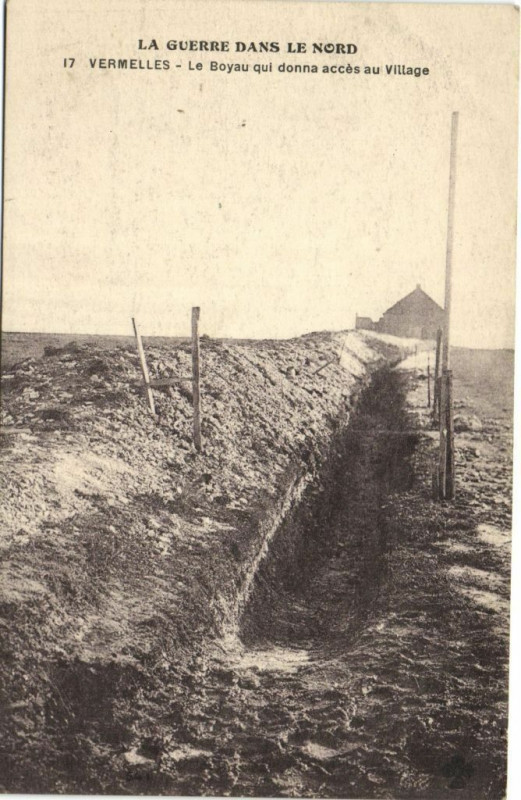 Carte postale ancienne La Guerre das le Nord - Vermelles - Le Boyau qui donna accés au... à Vermelles