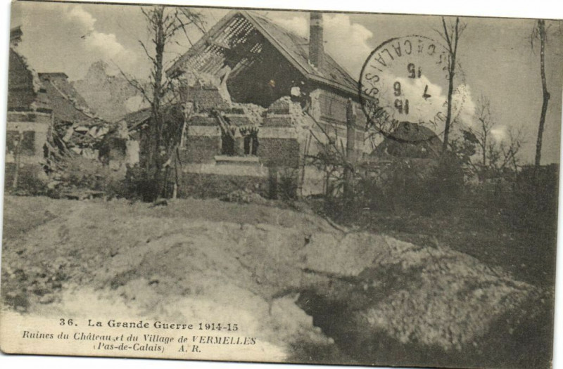 Carte postale ancienne La Grande Guerre 1914-15 Ruines du Chateau et Village de Vermelles à Vermelles