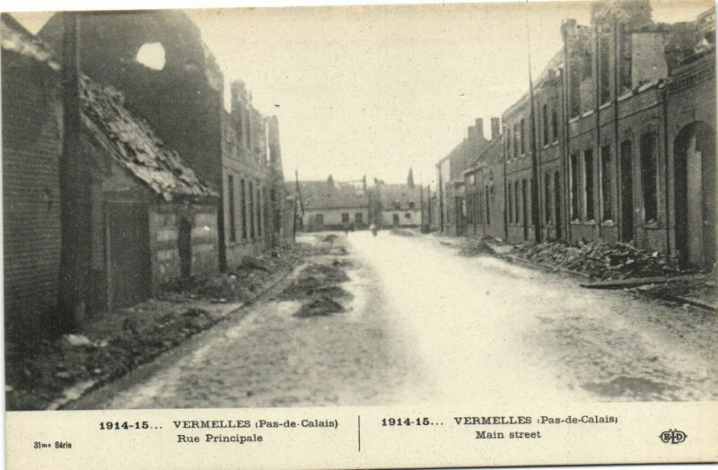 Carte postale ancienne La Grande Guerre 1914-15 Vermelles Rue Principale à Vermelles