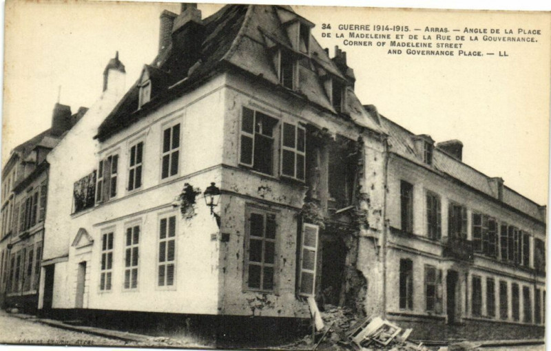 Carte postale ancienne Guerre - 1914-1915 Arras - Angle de la Place de la Madeleine et .. à Arras