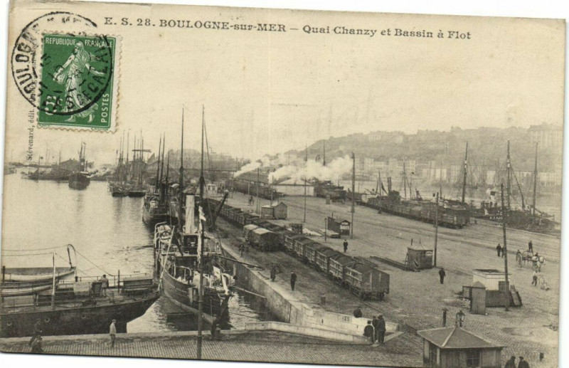 Carte postale ancienne Boulogne-sur-Mer Quai Chanzy et Bassin a Flot à Boulogne-sur-Mer