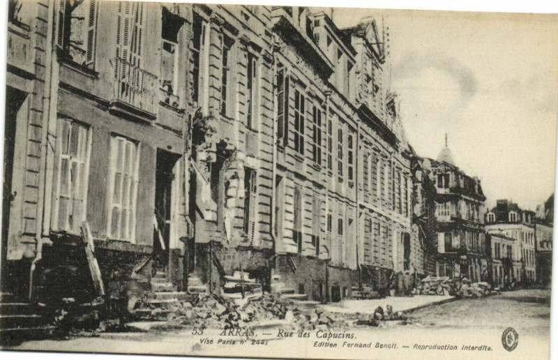 Carte postale ancienne Arras - Rue des Capucins à Arras