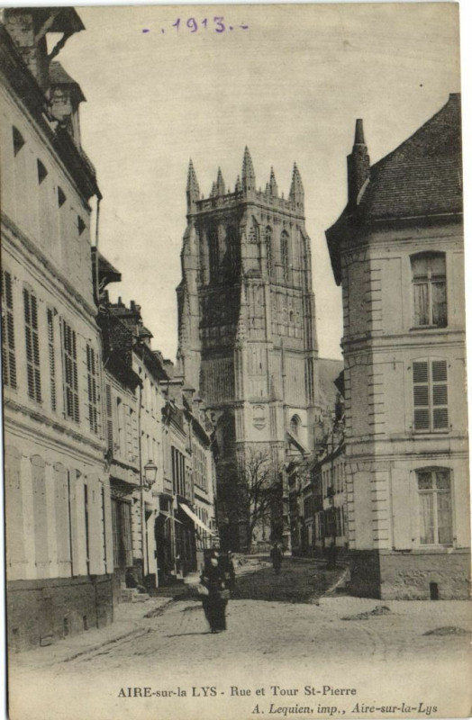 Carte postale ancienne Aire-sur-la-Lys - Rue et Tour Saint-Pierre à Aire-sur-la-Lys