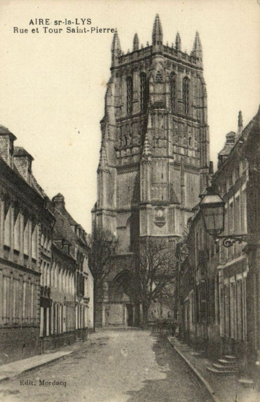 Carte postale ancienne Aire-sur-la-Lys Rue et Tour Saint-Pierre à Aire-sur-la-Lys