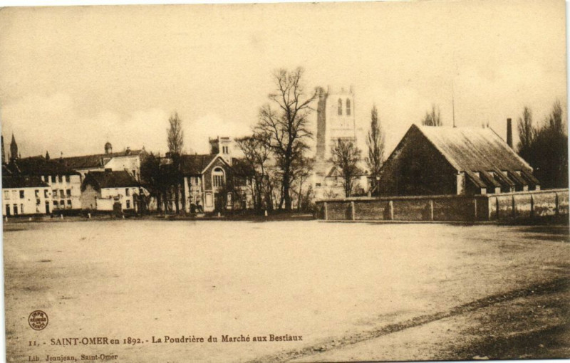 Carte postale ancienne Saint-Omer - La Poudriére de Marché aux Bestiaux à Saint-Omer