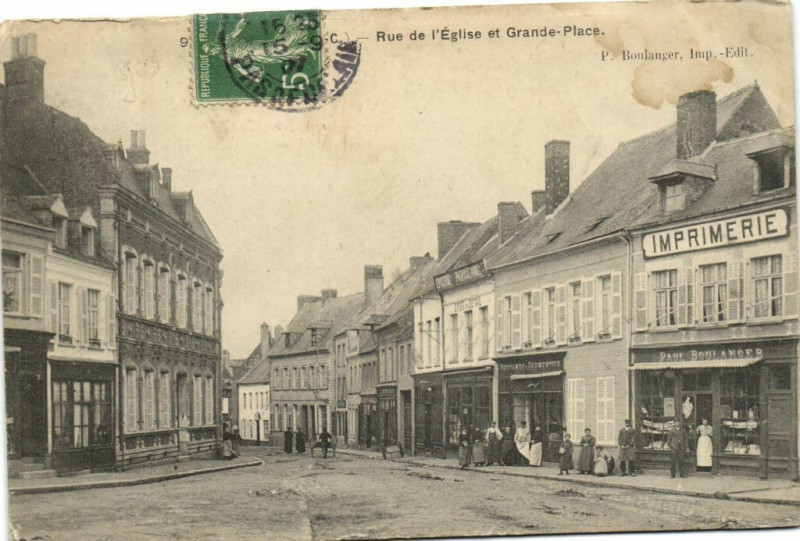 Carte postale ancienne Rue de l'Eglise et Grande Place