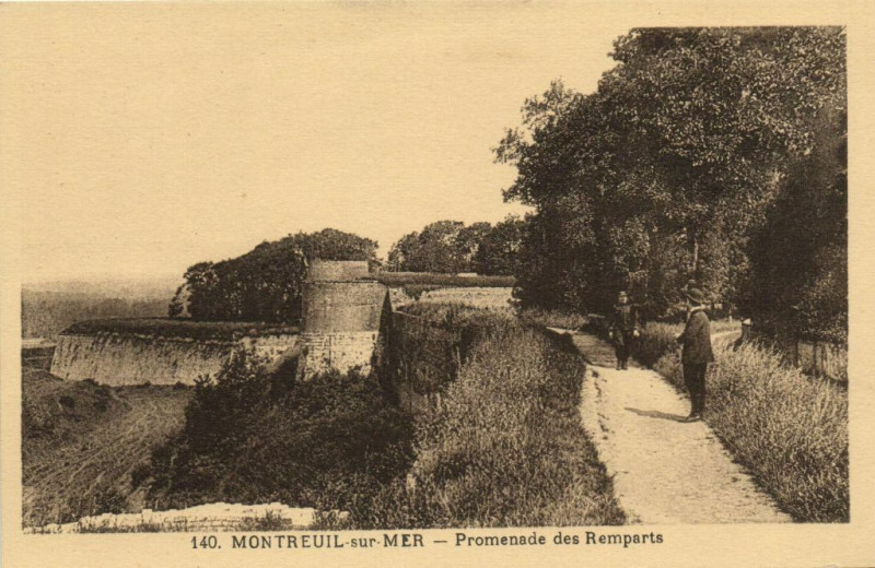 Carte postale ancienne Montreuil-sur-Mer - Promenade des Remparts à Montreuil