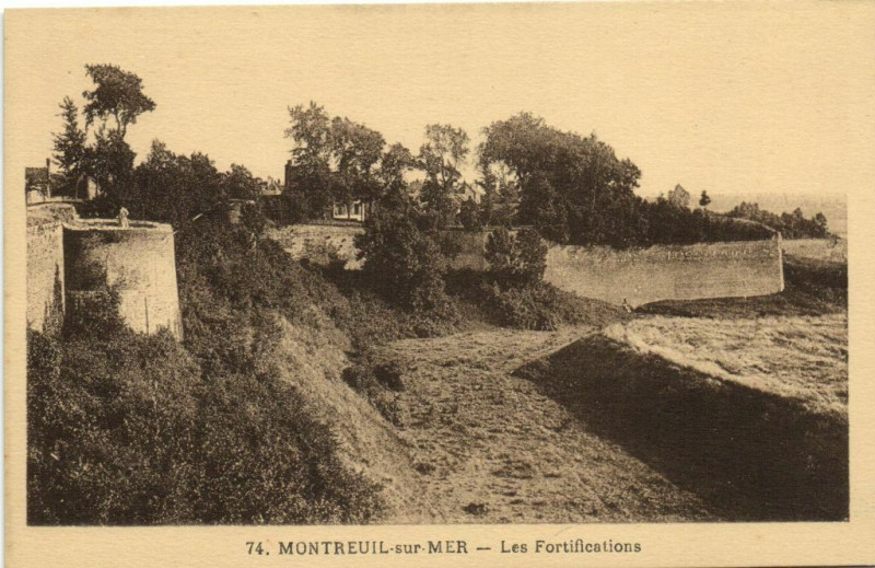 Carte postale ancienne Montreuil-sur-Mer - Les Fortifications à Montreuil