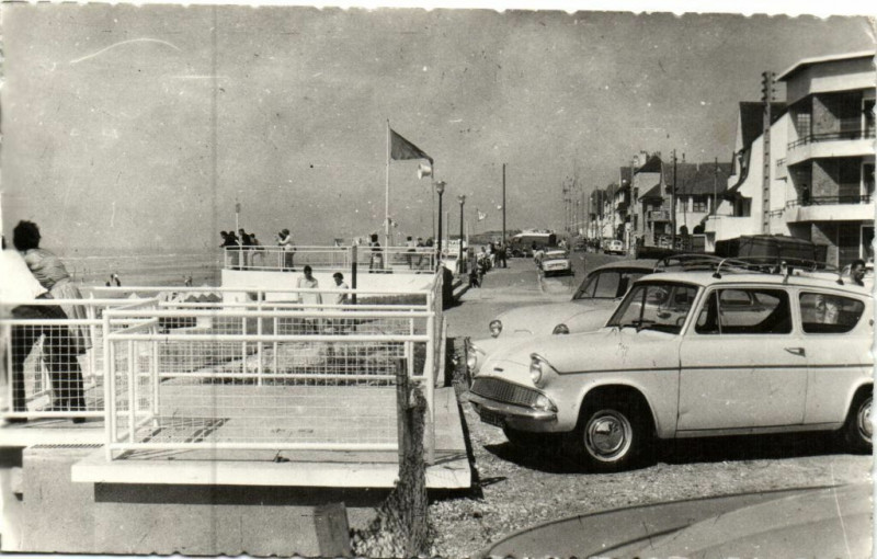 Carte postale ancienne Merlimont-Plage - L'esplanade à Merlimont
