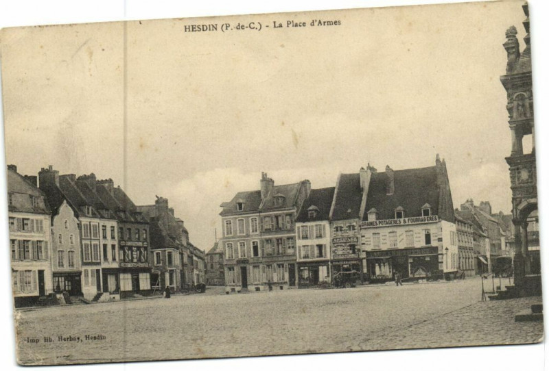 Carte postale ancienne Hesdin - La Place d'Armes à Hesdin