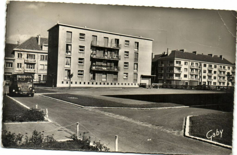 Carte postale ancienne Calais - L'Immeuble Expérimental-Place Foch à Calais