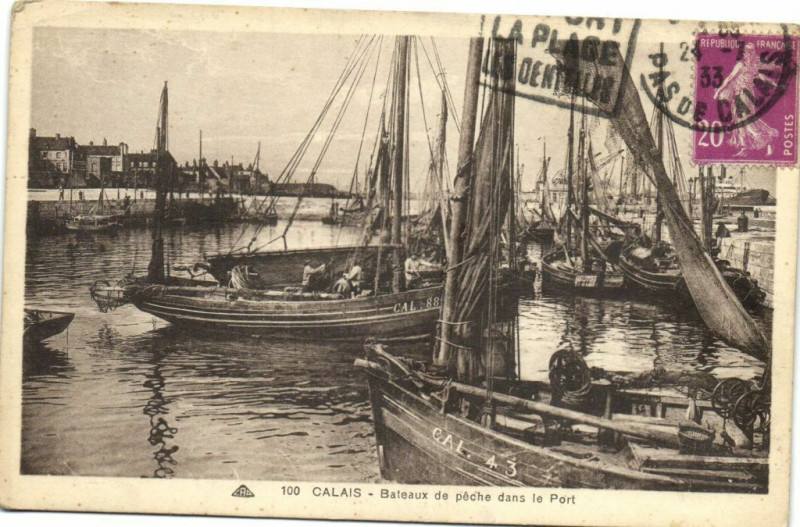 Carte postale ancienne Calais - Bateaux de péche dans le Port à Calais