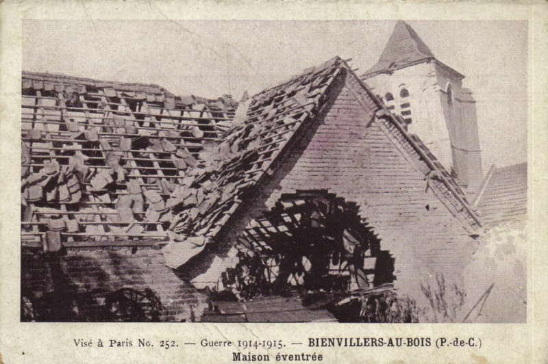 Carte postale ancienne Bienvillers au Bois-Maison éventrée à Bienvillers-au-Bois