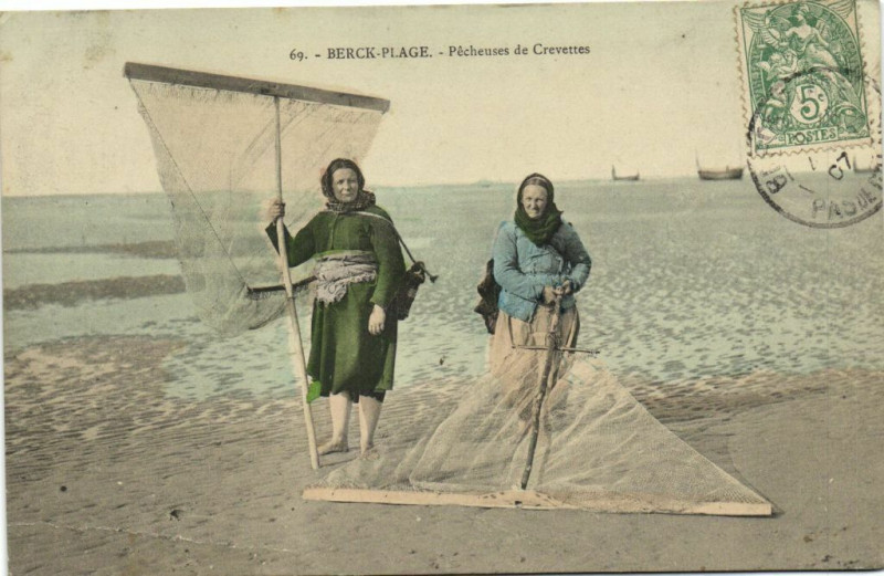 Carte postale ancienne Berck-Plage - Pécheuses de Crevettes à Berck