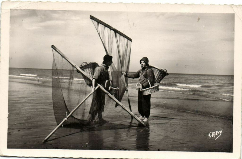 Carte postale ancienne Berck-Plage - Pécheurs de Crevettes à Berck